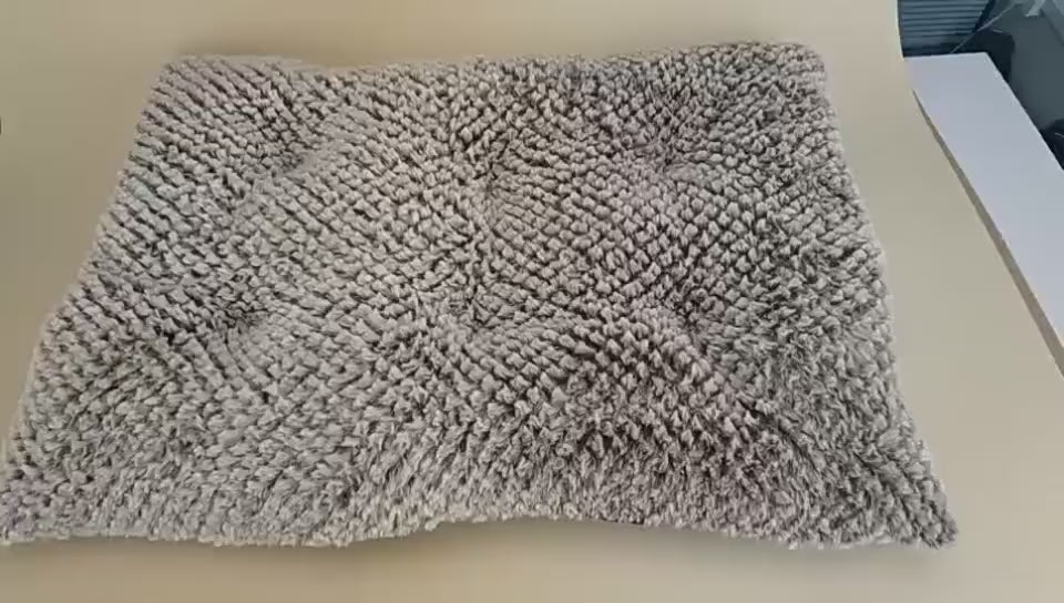 Non Slip Short Haired Pineapple Wool Doghouse